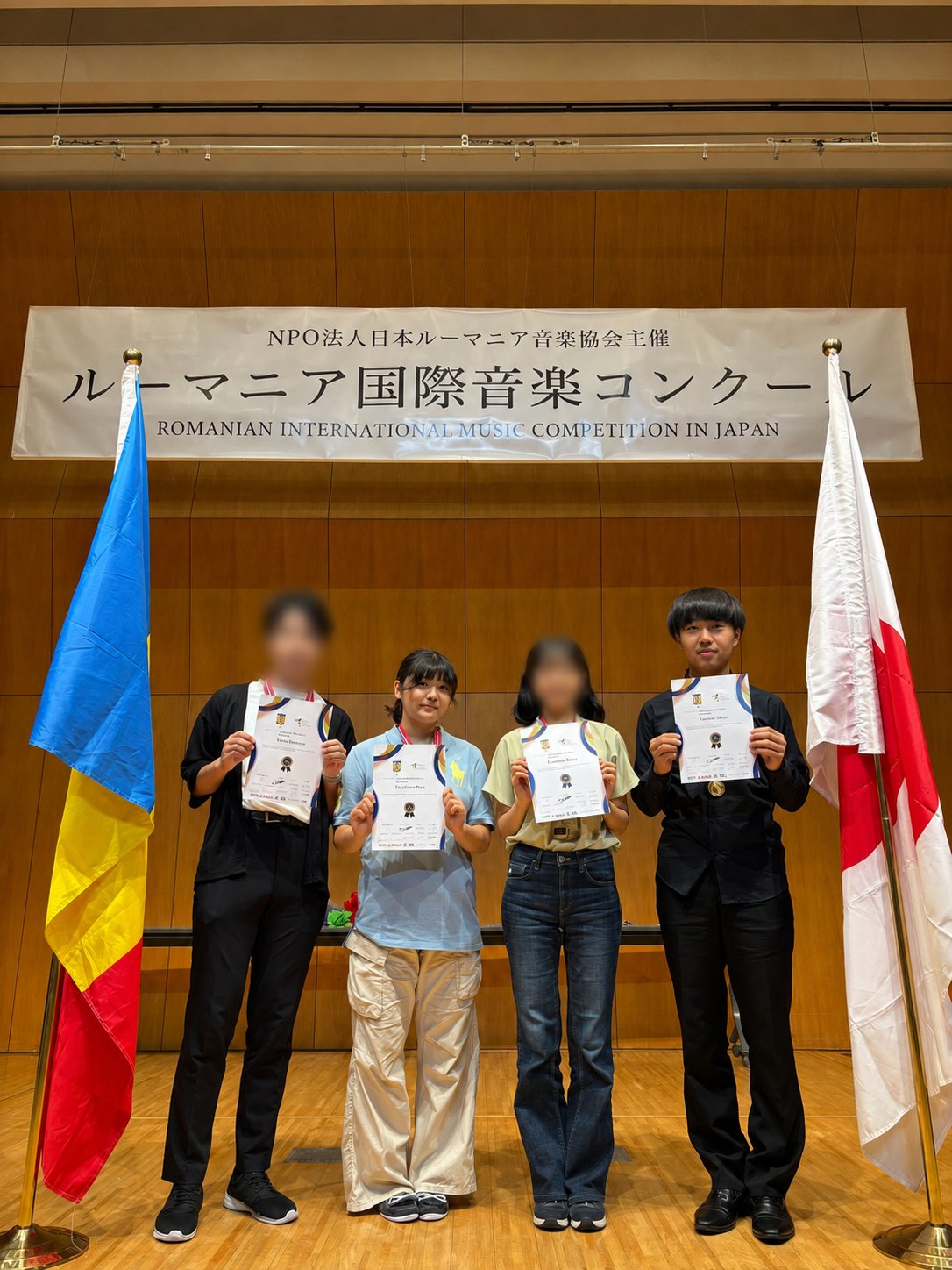 アンサンブル部門第1位の賞状を手にする岸本理沙さん・種田柊弥さん